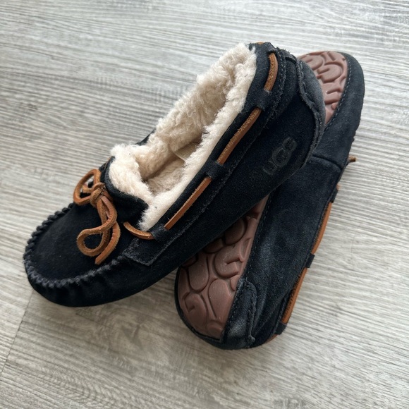 UGG Black and Tan Suede Moccasin Slippers loungewear Sz7 - Picture 4 of 4